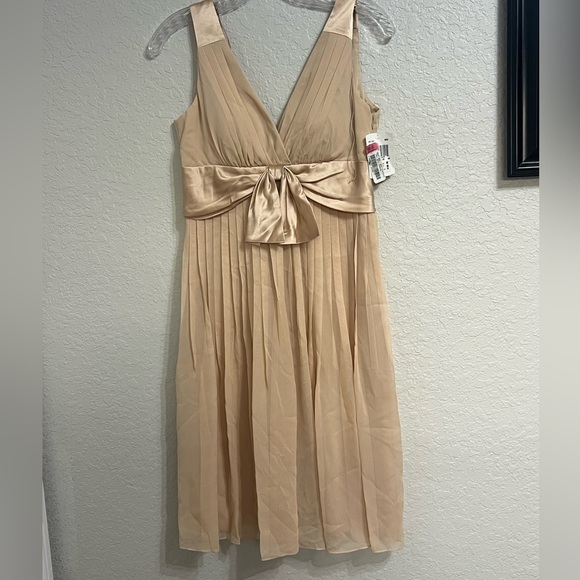 Maggy London Dresses & Skirts - Maggy London Beige V-Neck Midi Dress
Caja 4